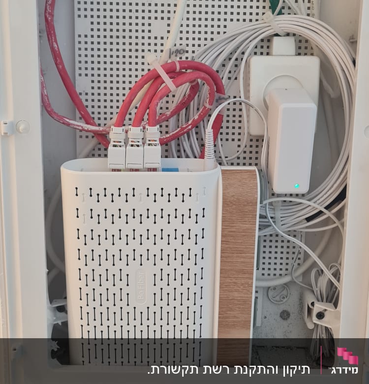 ארון תקשורת עם כבלים ומודם רשת